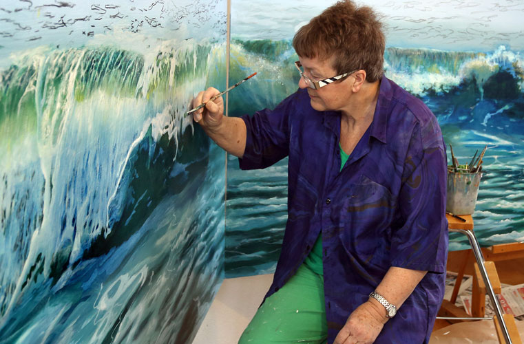 Painting the mural “Breaking-waves”