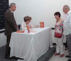 Suzete Carvalho autógrafos evento.
