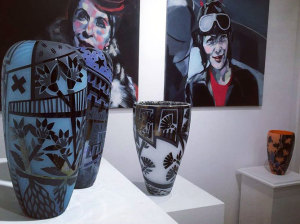 Agnete Brinch – Painting ”Women who change the world - Woman on her way ” : Betina Huber – Art glass ”Wait no more”